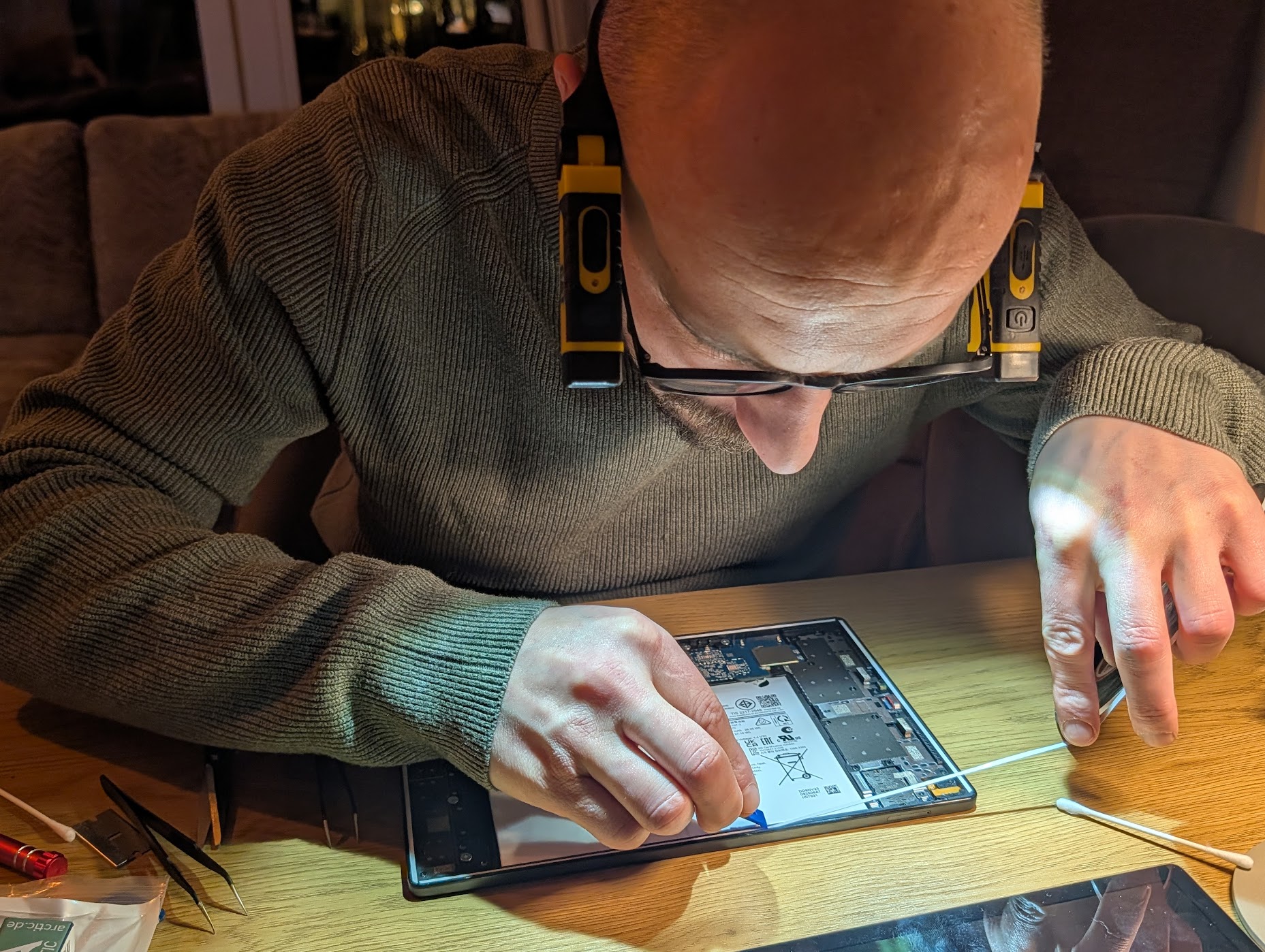 Specialist voert reparatie uit aan een laptop moederbord